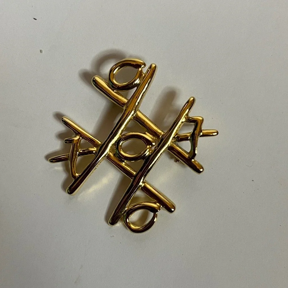 Vintage 1980s Tic Tac Toe Brooch Gold Tone Novelty Game Board Pin X and O 80s